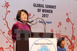 越南国家副主席邓氏玉盛在2017年全球妇女峰会上致辞。