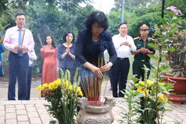 越南国家副主席邓氏玉盛在昆岛行杨烈士陵园敬香。（图片来源：越通社）