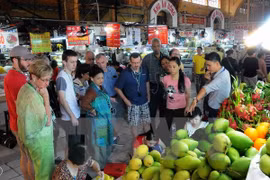 国际游客参观胡志明市槟城市场。