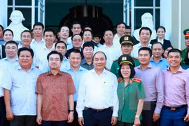 阮春福与各位代表合影。