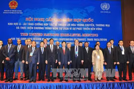 越南外交部长范平明和各代表合影。（图片来源：越通社）