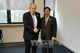 越南政府副总理兼外交部长范平明会见英国外交大臣鲍里斯•约翰逊。