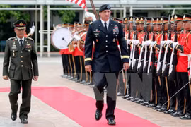 美国太平洋陆军司令罗伯特·布朗（右）与泰国皇家陆军总司令查勒姆猜​检阅仪仗队。（图片来源：越通社）