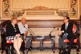 胡志明市人民委员会常务副主席黎青廉（右）会见德国联邦经济与能源部国务秘书伊利斯•格莱克（左）。（图片来源：越通社）