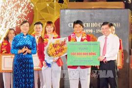 胡志明市领导向越南女子足球队代表赠送奖金。（图片来源：越通社）