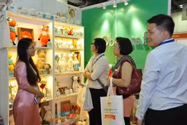 参观者参观越南展位。（图片来源：越通社）