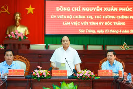 越南政府总理阮春福莅临朔庄省调研。（图片来源：越通社）