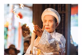 有关越南四府祀母信仰书籍正式问世