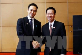 中央宣教部部长武文赏与日本自由民主党副秘书长兼青年局局长铃木浅野。