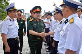 吴春历大将视察西贡新港总公司（图片来源：人民军队报） 