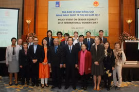 参加座谈会的与会代表