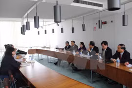 越南祖国阵线中央委员会代表团与法国代表团举行工作会议。