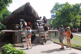 附图：民族博物馆吸引国际游客前来观光。