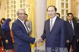 越南国家主席陈大光（右）会见伊朗商业、工业、矿山和农业商会主席吴拉姆·侯赛因·莎菲。（图片来源：越通社）