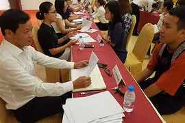 2017年亚太经合组织领导人会议周志愿者宣布工作。（图片来源：越通社）