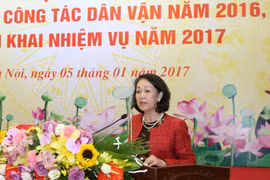 越共中央群众工作委员会主任张氏梅在会上发表讲话（图片来源：越通社）