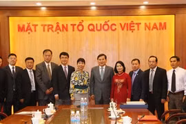 裴氏清女士与中国上海市政协代表团合影。