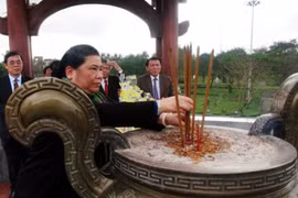 越南国会常务副主席丛氏放赴广治省向英雄烈士敬香