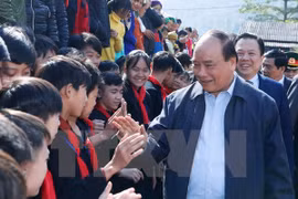 宝林县学生们热烈欢迎阮春福总理