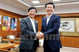 越南驻日本大使阮国强与日本千叶县知事森田健作​ 。