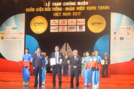 2017年越南十大知名品牌授证仪式。（图片来源：越南人民报）