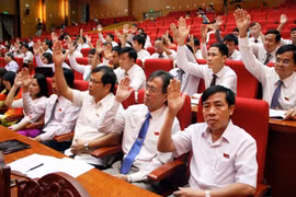 各位代表表决通过会议决议。