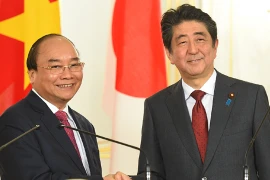 阮春福总理和安倍晋三首相。（图片来源：VGP）