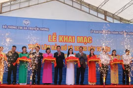 “黄沙、长沙归属越南：历史证据和法律依据”资料图片展开展仪式。