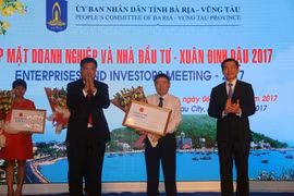 巴地头顿省人民委员会主席阮文呈向各投资者颁发8个投资许可证（图片来源：越通社）
