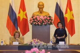 越南国会主席阮氏金银​及俄联邦委员会主席马特维延科​主持座谈会（图片来源：越通社）