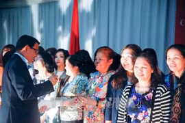 驻莫桑比克大使阮文忠向旅莫越南妇女送花(图片来源：越通社）