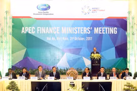 越南政府总理阮春夫在第24届亚太经合组织财长会议上发表讲话。（图片来源：越通社）