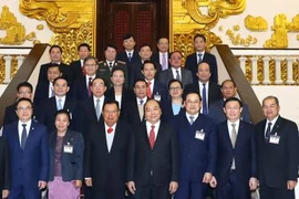 越南政府总理阮春福会见老挝人民革命党中央总书记、国家主席本扬•沃拉吉。（图片来源：越通社）