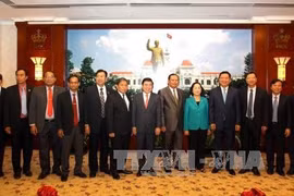 胡志明市市委书记丁罗升与老挝占巴塞省省委书记兼省长本通·迪维塞