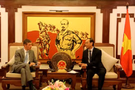 交通运输部副部长黎廷寿（右）与英国驻越大使贾尔斯·莱韦。（图片来源：越通社）