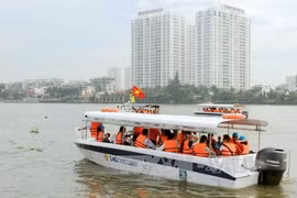 游客乘坐小游艇参观胡志明市。