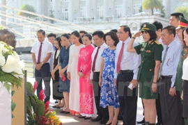 越南驻新加坡大使阮进明和大使馆干部人员及旅新越南人向胡志明主席塑像敬献花蓝。