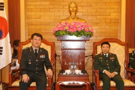 越南人民军总政治局副主任黎贤云少将（图右）和韩国国防安全司令部参谋长权智英少将。（图左）（图片来源：越通社）