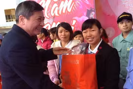 越南劳动总联合会常务副主席陈青海向贫困劳动者赠礼。（图片来源：劳动网报）