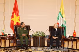 阮富仲（右）与缅甸国防军总司令敏昂莱。