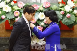 邓氏玉盛向瓦勒特授予友谊勋章。