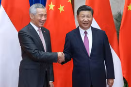 李显龙总理（左）与习近平主席握手。（图片来源：越通社）