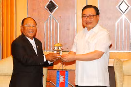 河内市委书记黄忠海向柬埔寨国会主席韩桑林赠送纪念礼物。