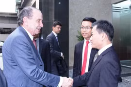 越南友好组织联合会秘书长兼副主席敦俊峰与巴西外交部长西奥·努内斯·费雷拉。