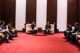 胡志明市领导会见国际国防官员培训班代表团