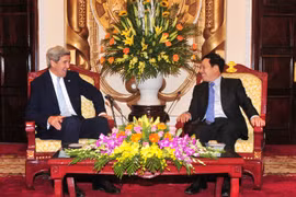 政府副总理兼外长范平明（右）会见美国前国务卿约翰•克里。