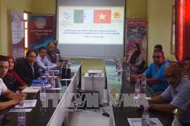 越南驻阿尔及利亚商务参赞黄德润向当地企业介绍了越南经济潜力和优势（图片来源：越通社）