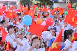 全国各所学校举行开学典礼。