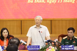 阮富仲总书记对选民们的问题一一解答。