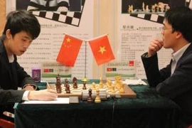 越南棋手黎光廉（右）在比赛中。